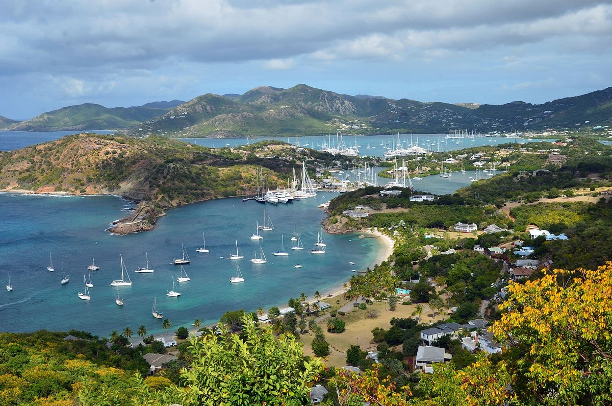 Vista dall'alto la spiaggia Galleon Beach di Antigua & Barbuda